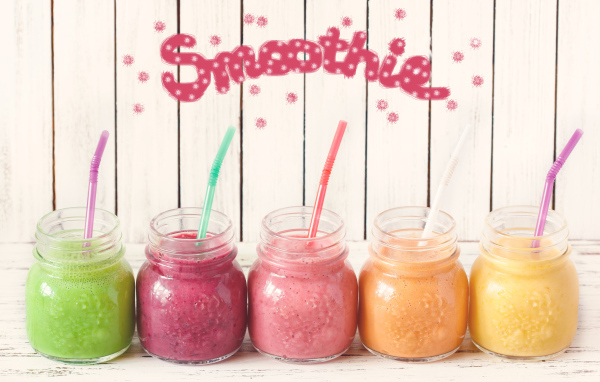 Баночки с разноцветным смузи с трубочками