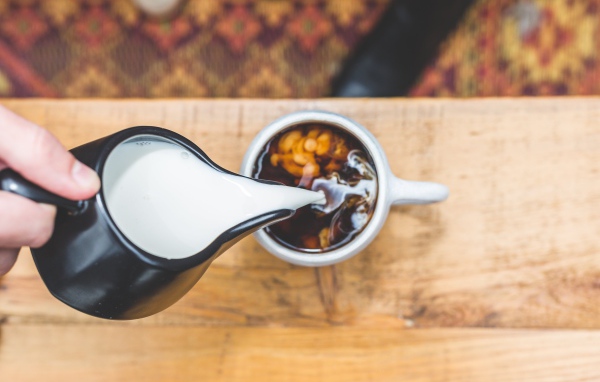 Молоко наливают в горячий ароматный  кофе