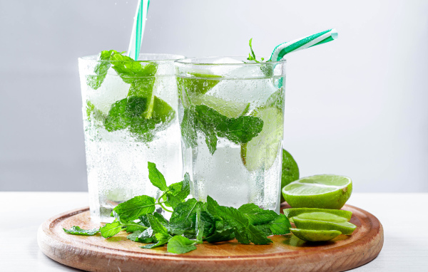 Мохито в стаканах с лаймом и мятой 