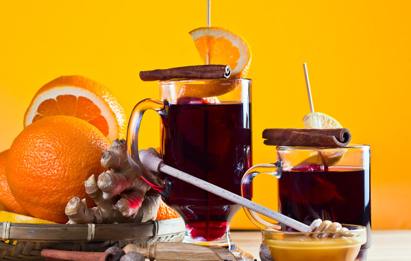 Глинтвейн на столе с имбирем, апельсино и специями