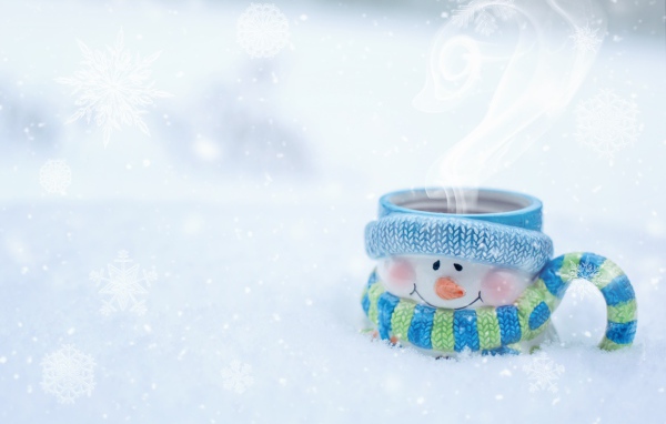 Кружка снеговик с горячим кофе на снегу 