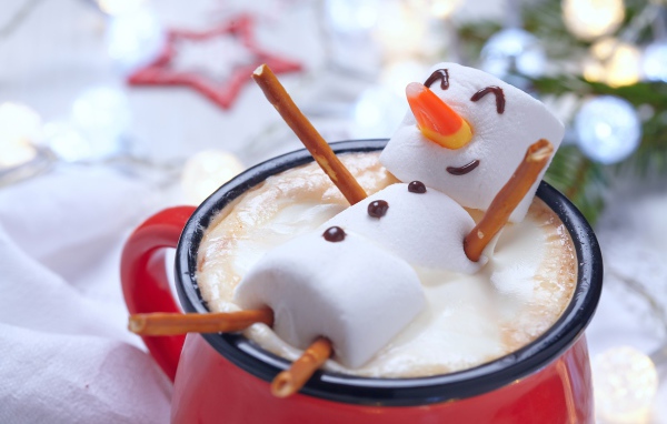 Снеговик с маршмеллоу в чашке в какао 