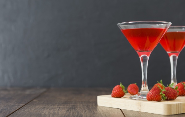 Клубничный коктейль на столе на сером фоне