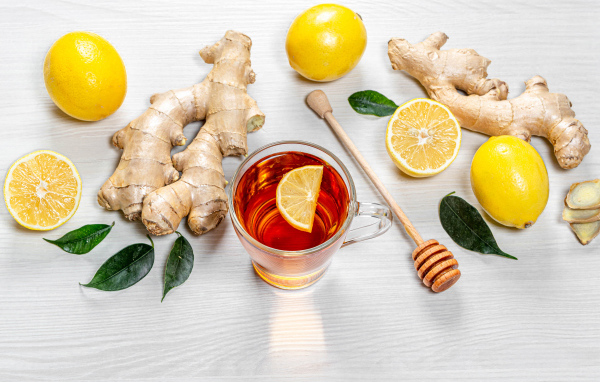 Чай в стеклянной чашке на столе с лимоном и имбирем 