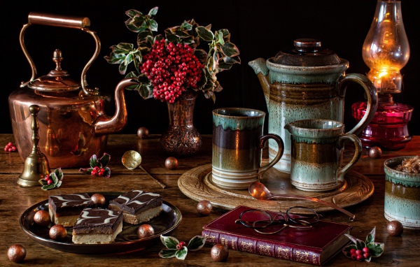 Стол на чаепитие с книгой и пирожными