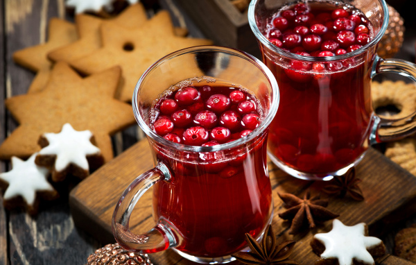 Два стакана клюквенного морса на столе с печеньем