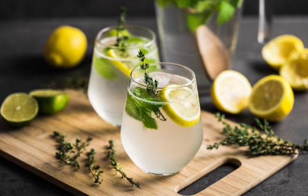 Два стакана мохито на столе с лимоном