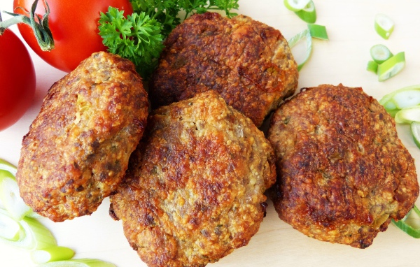 Аппетитные котлеты на тарелке с помидорами и петрушкой