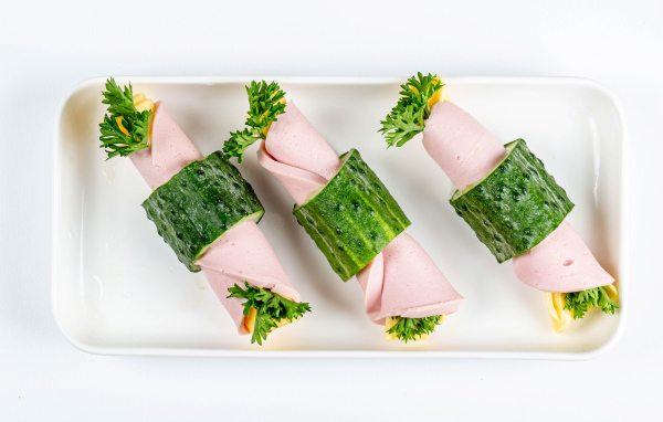 Рулетики из вареной колбасы с сыром  в огурцах 