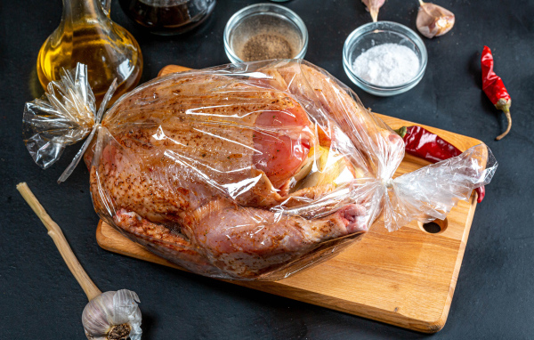 Курица в пакете готовится к запеканию 