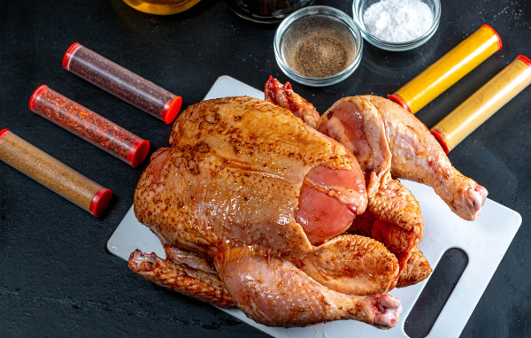 Курица на столе со специями 