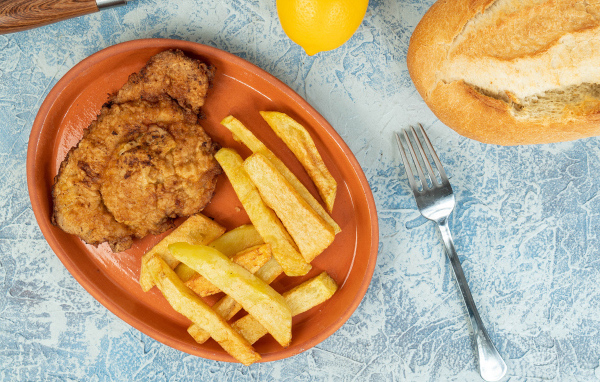 Отбивная с картофелем фри на тарелке 