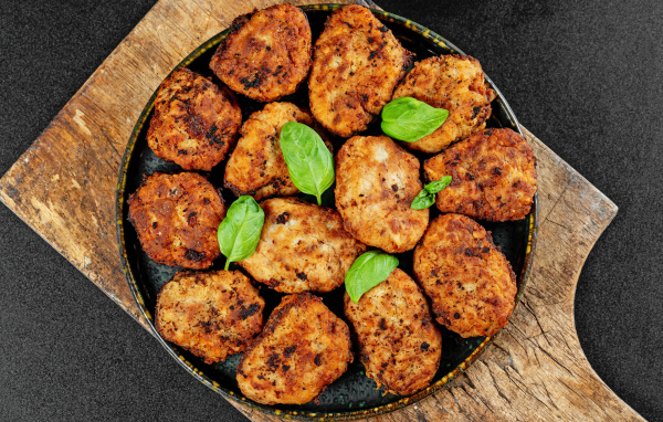 Котлеты в сковороде на столе