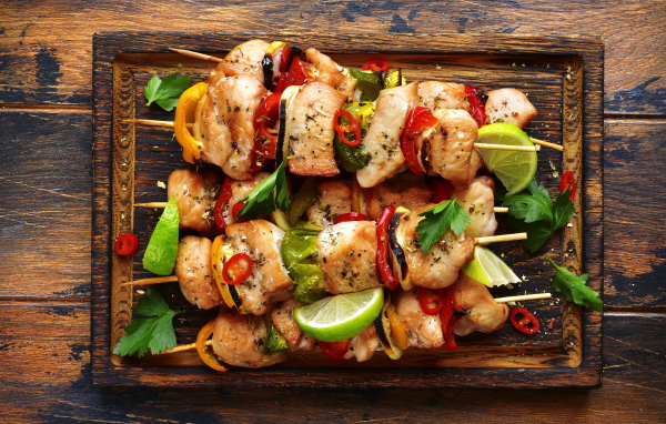 Вкусный куриный шашлык с овощами на шпажках