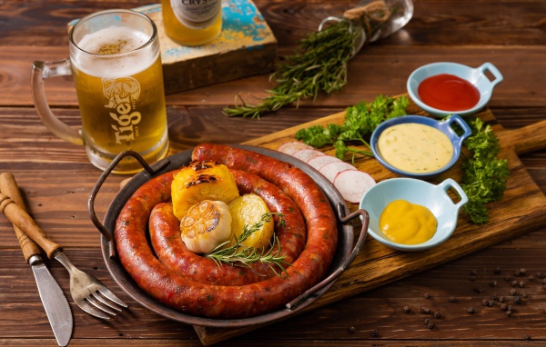 Домашняя колбаса с овощами с соусом и пивом