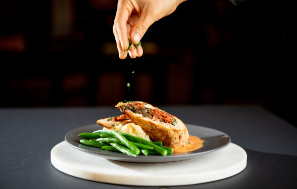 Рулет с зеленой фасолью на тарелке 