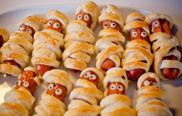 Сосиски в слоеном тесте на противне 