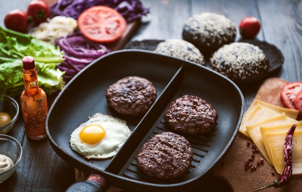 Три котлеты на сковородке с яичницей