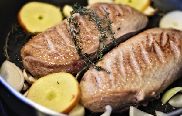 Два куска запеченного филе с розмарином и картофелем