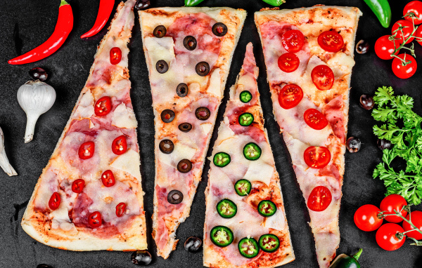 Четыре куска аппетитной пиццы с ветчиной и острым перцем