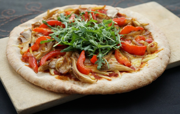 Пицца с грибами, паприкой и листьями рукколы 