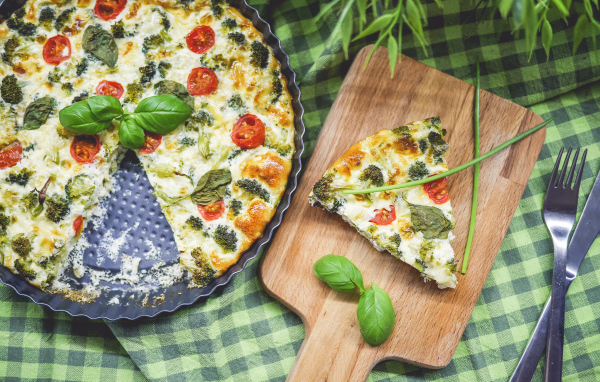 Пицца с помидорами, брокколи и базиликом