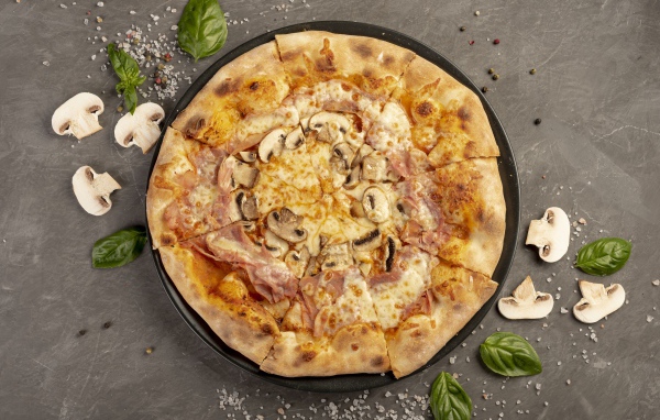 Румяная пицца с беконом и грибами 