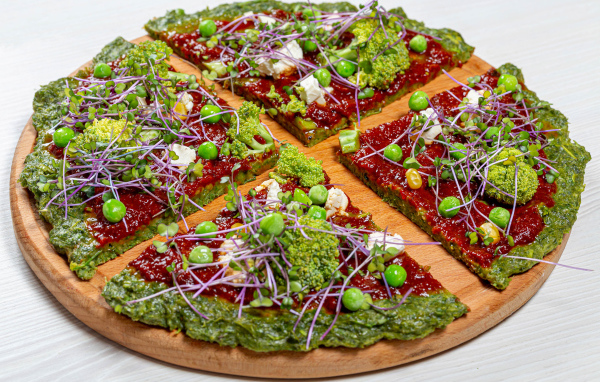 Вегетарианская пицца на доске на сером фоне