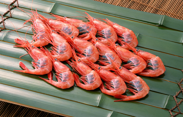 Вареные креветки на бамбуковой тарелке