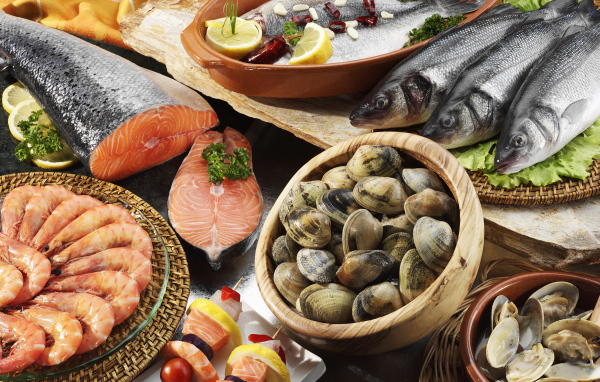 Мидии, креветки и свежая рыба на столе 