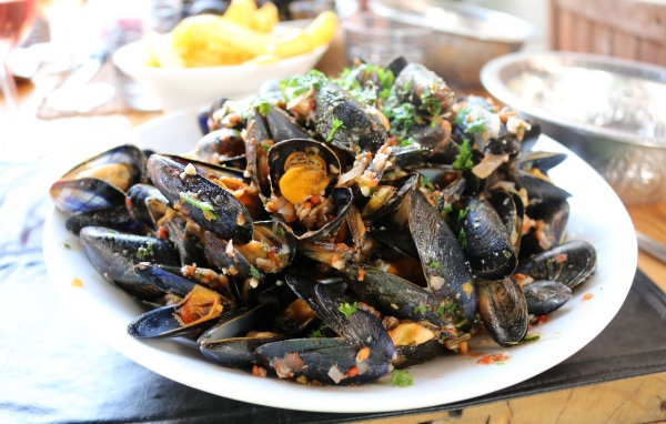 Мидии на  белой тарелке со специями 