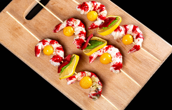 Креветки на шпажках с лимоном