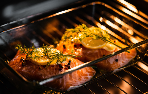 Кусочки красной рыбы на противне с лимоном 