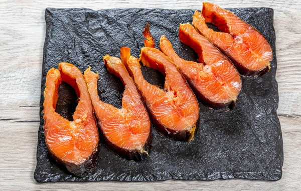 Вкусная красная рыба на столе