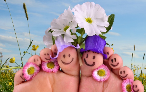 Мордочки нарисованные на ногах с цветами