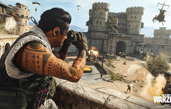 Солдат смотрит в бинокль компьютерная игра Call of Duty: Warzone