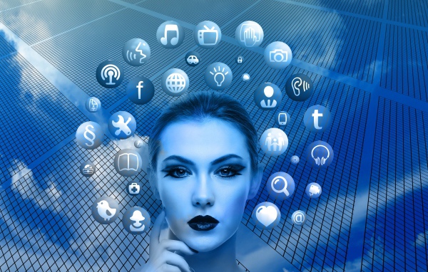 Девушка андроид с значками приложений 