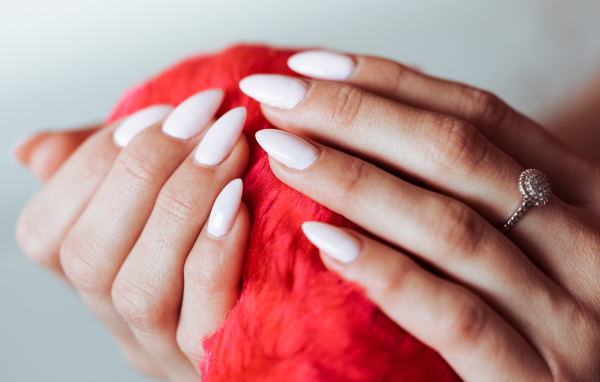 Красивый маникюр на руках у девушки 