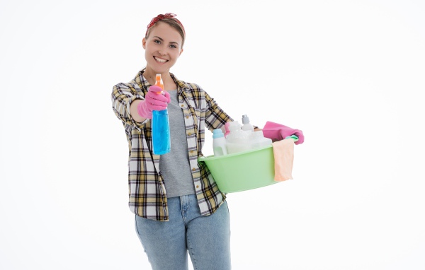 Девушка домохозяйка делает уборку на белом фоне