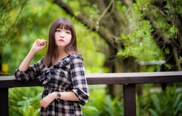 Девушка азиатка в платье в клеточку