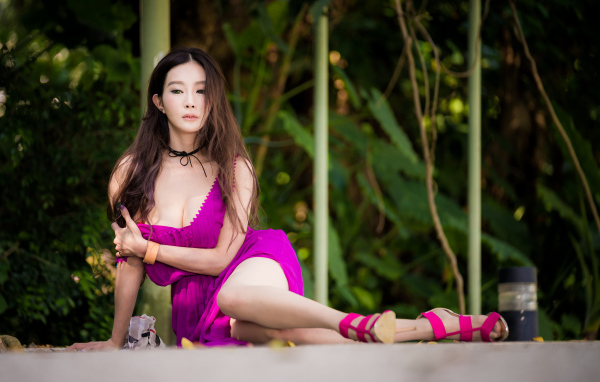 Девушка азиатка в сиреневом платье на асфальте