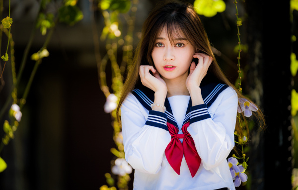 Девушка азиатка в рубашке с бантом 