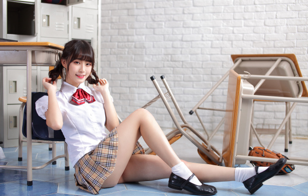 Девушка азиатка в школьной форме в классе