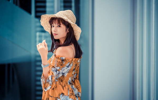 Девушка азиатка в шляпе летом 