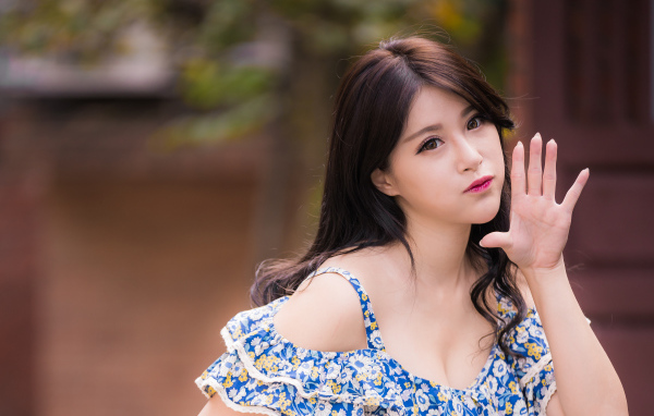 Девушка азиатка с поднятой рукой