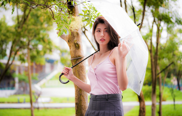 Девушка азиатка с зонтом руке 