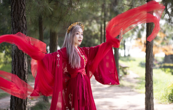 Красивая девушка азиатка в красном национальном костюме 