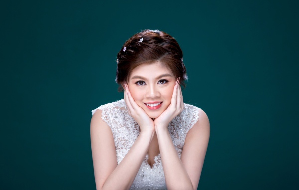 Красивая девушка азиатка в белом платье 