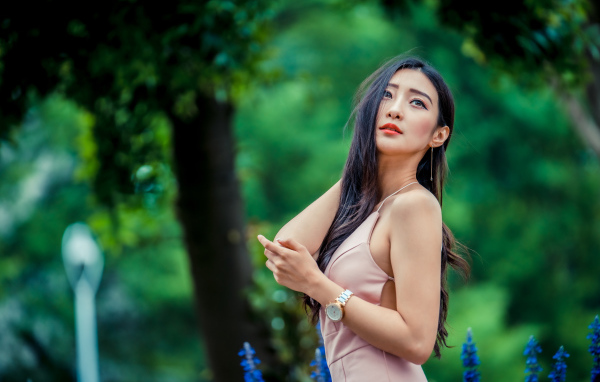 Красивая азиатка в розовом платье 