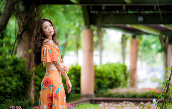 Красивая азиатка под мостом в костюме